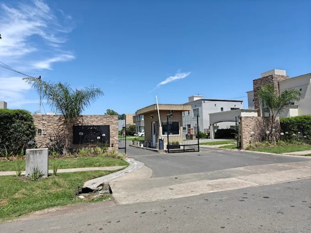 CASA EN VENTA EN ING. ADOLFO SOURDEAUX